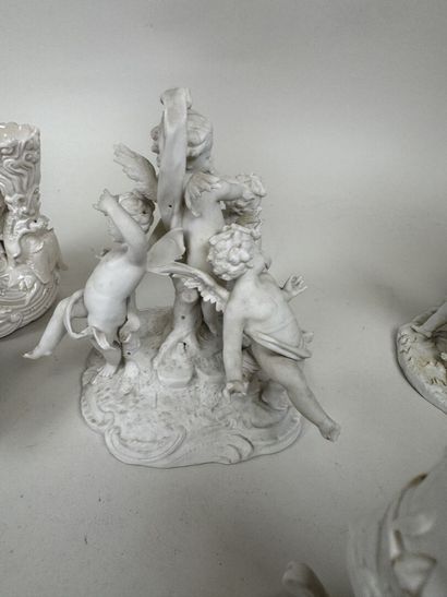 Lot de 4 sujets en biscuit à décor de personnages,...