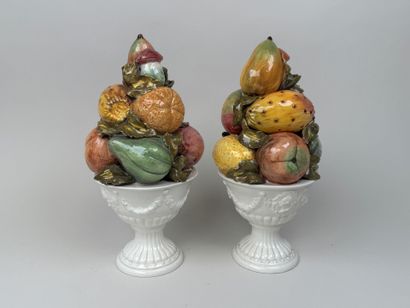 Paire de corbeilles à fruits en faïence polychrome.
Travail...