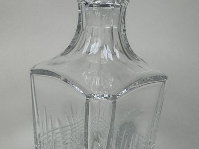 BACCARAT.
Carafe à whisky en cristal taillé.
Estampillée.
H....