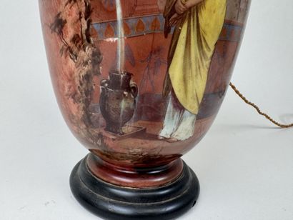 Vase en porcelaine polychrome et or à décor...