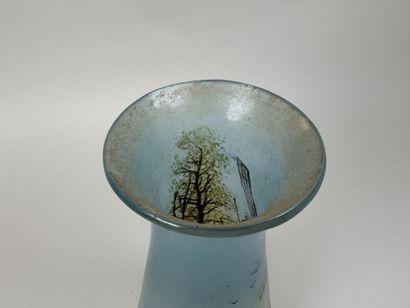 Vase en verre coloré à décor peint d'un paysage...