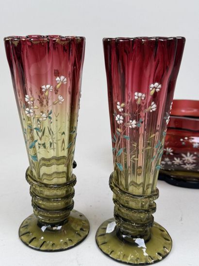 Paire de vases et jardinière en verre coloré...