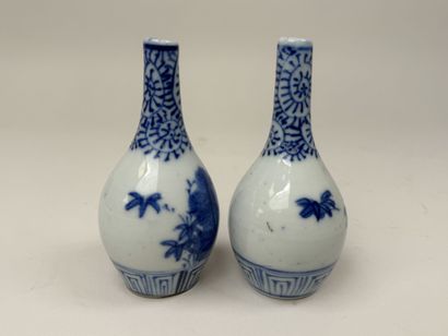 ASIE, XXe.
Paire de petits vases en porcelaine...