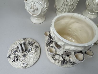 LANGEAIS.
6 pièces de forme en faïence crème...