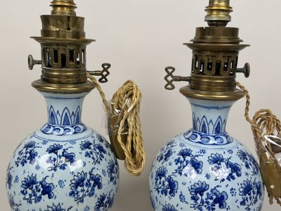 DELFT, XIXe.
Paire de lampes à pétrole en...