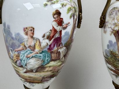 Paire de vases en porcelaine polychrome et...