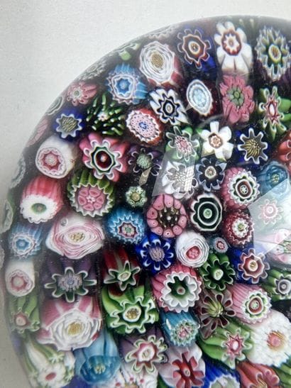 Boule presse-papier en verre à décor de millefiori...