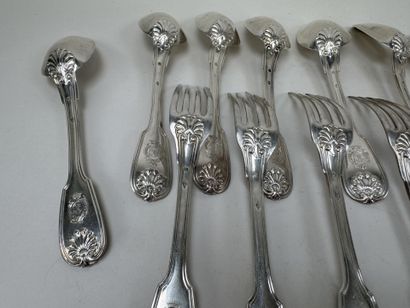 Série de 18 cuillères de table et 15 fourchettes...