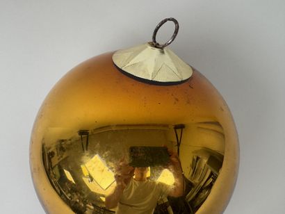 Importante boule de Noël ou de Pardon ancienne...