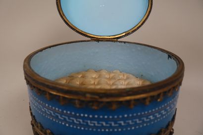 Boîte couverte circulaire en verre émaillé...
