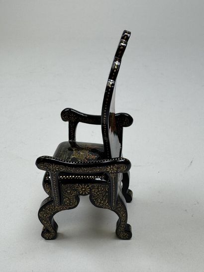 RUSSIE, École de Palekh, dans le goût de.
Fauteuil...
