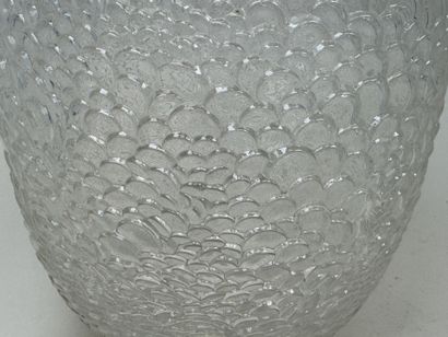 René LALIQUE (1860-1945).
Modèle Écailles.
Vase...