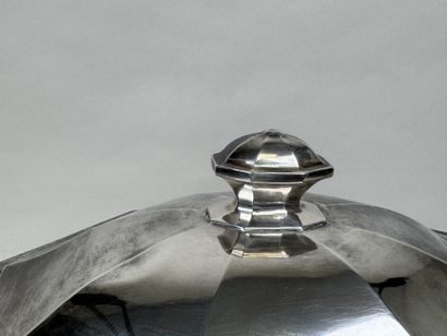 Grande soupière couverte en argent 950/1000,...