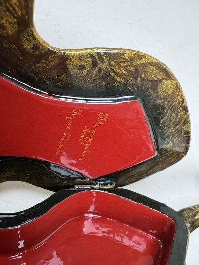 RUSSIA, Palekh School style.
Curved, lacquered...