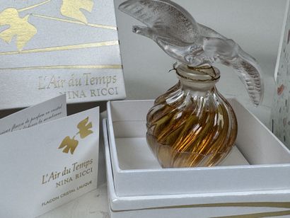 Ensemble de trois flacons de parfum comprenant...