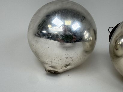 Deux boules de Noël ou de Pardon ancienne...
