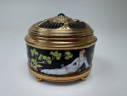 FABERGE & TFM.
Oval-shaped music box that...