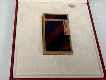S.T. DUPONT. 
Briquet rectangulaire en métal...