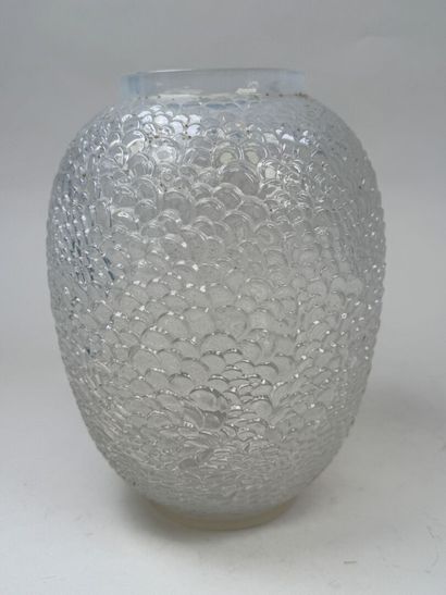 René LALIQUE (1860-1945).
Modèle Écailles.
Vase...