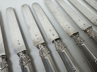 Série de 12 couteaux à entremet en argent...
