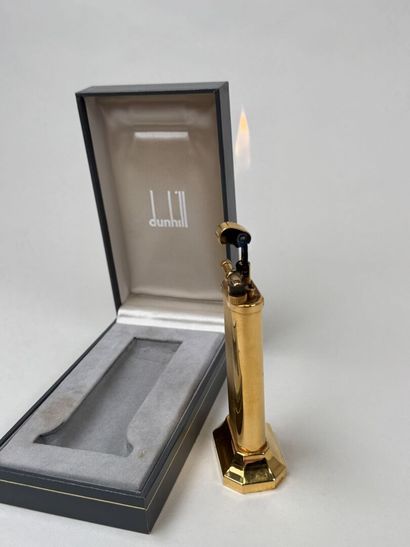 DUNHILL. 
Important briquet de table en métal...
