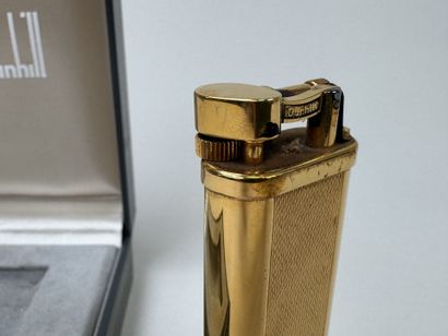 DUNHILL. 
Important briquet de table en métal...