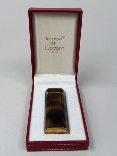 CARTIER.
Les Must de CARTIER à Paris.
Briquet...