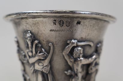 Vase à l'Antique en argent 800 °/°° travaillé...