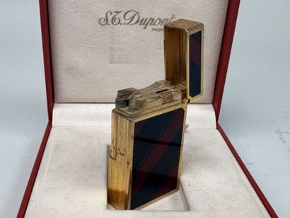 S.T. DUPONT. 
Briquet rectangulaire en métal...
