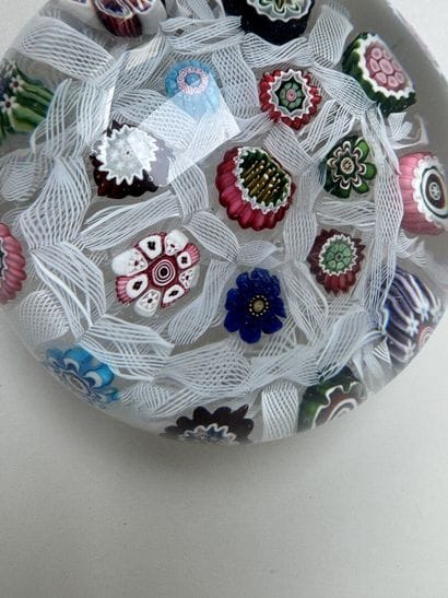 Boule presse-papier en verre à décor de millefiori,...