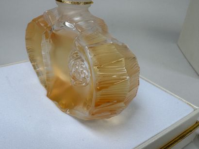 LALIQUE, France.
Flacon de parfum modèle...