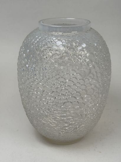 René LALIQUE (1860-1945).
Modèle Écailles.
Vase...