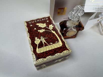 Ensemble de trois flacons de parfum comprenant...