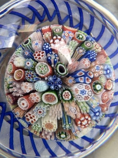 Boule presse-papier en verre à décor de millefiori,...