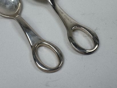 OVALE.
Deux petites cuillères à bébé à bouilli...