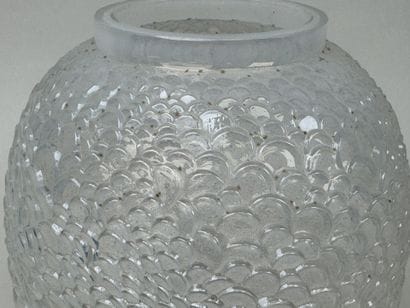 René LALIQUE (1860-1945).
Modèle Écailles.
Vase...