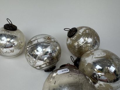 Cinq boules de Noël ou de Pardon ancienne...