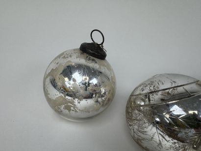 Cinq boules de Noël ou de Pardon ancienne...