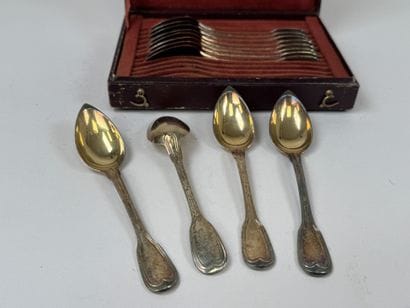 Série de 12 petites cuillères en argent doré...