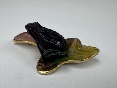 DAUM France.
Broche en pâte de verre et métal...