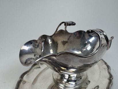 Saucière sur présentoir fixe en argent 950/1000,...