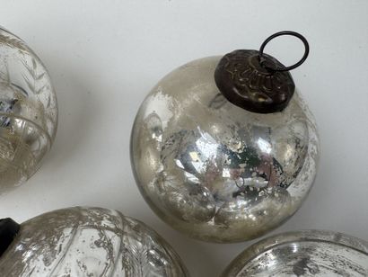 Quatre boules de Noël ou de Pardon ancienne...