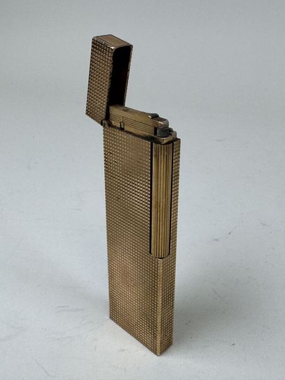 S.T. DUPONT à Paris.
Important briquet de...