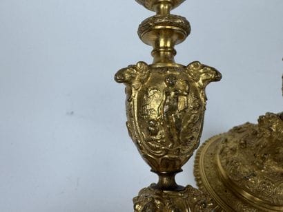 Paire de petits flambeaux en bronze doré...