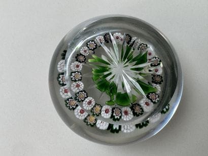 BACCARAT, attribué à.
Presse-papier en verre...