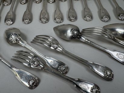 Série de 18 cuillères de table et 15 fourchettes...