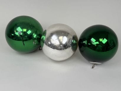 Trois boules de Noël ou de Pardon anciennes...