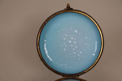 Boîte couverte circulaire en verre émaillé...