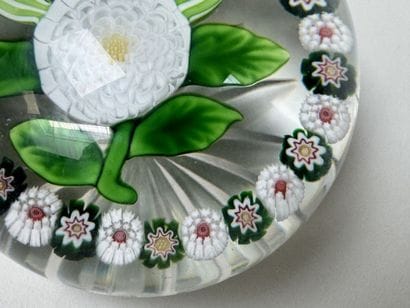 BACCARAT, attribué à.
Presse-papier en verre...
