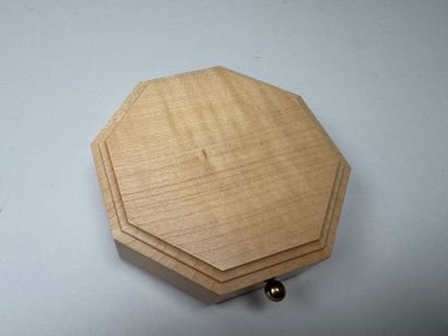 DOBIN REUGE, Switzerland.
Octagonal musical...